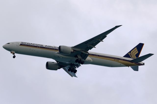 BOEING 777-300 (9V-SWK)