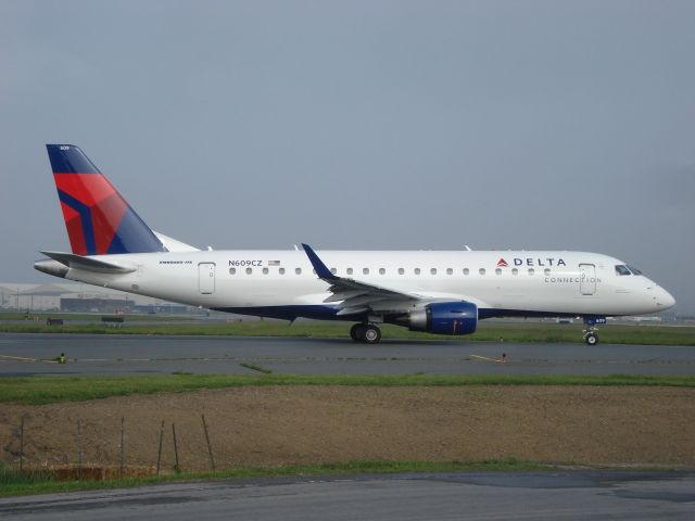Embraer ERJ 175 (N609CZ)