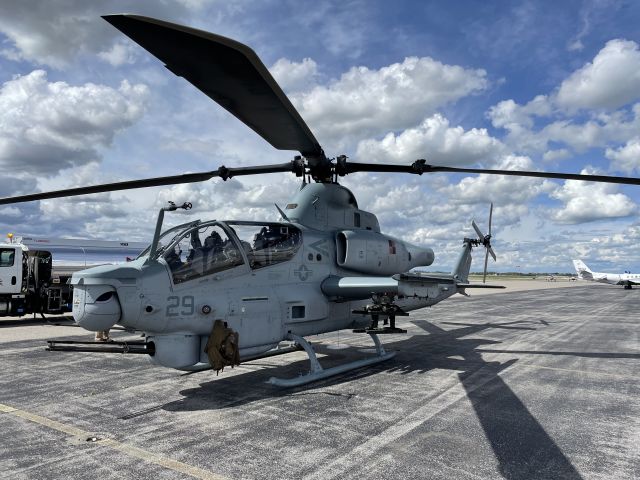 — — - Bell AH-1W SuperCobra stopping for fuel