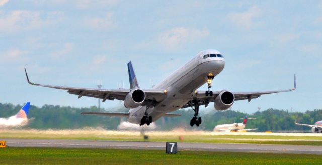 BOEING 757-300 (N57862)