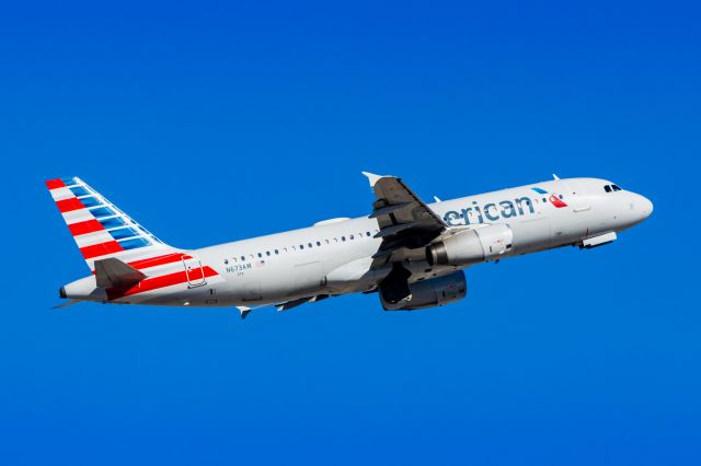 Airbus A320 (N673AW) - An American Airlines A320 taking off from PHX on 2/1/23. Taken with a Canon R7 and Tamron 70-200 G2 lens.