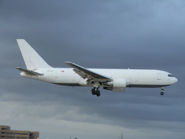 BOEING 767-200 (N741AX)