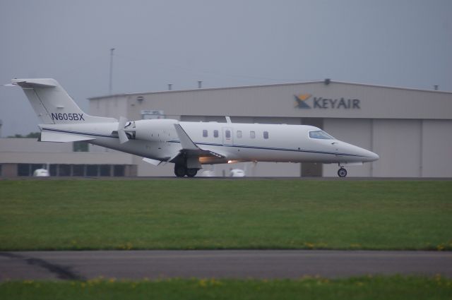 Learjet 40 (N605BX) - applying reverse