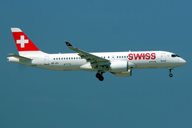 Airbus A220-300 (HB-JCL) - On short finals for rwy 09L on 28-May-18 operating flight SWR354 from LSGG.