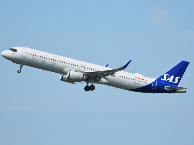 Airbus A321neo (SE-DMR) - Departing from RWY22R