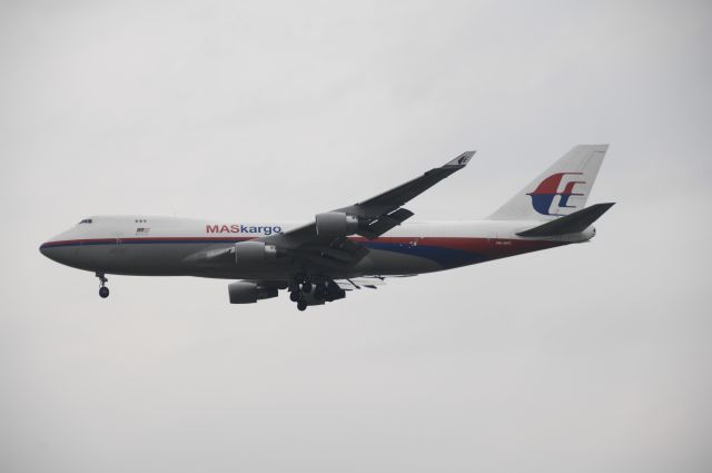 Boeing 747-400 (9M-MPR) - Final Approach to NRT Airport Runway 34L on 2011/10/9