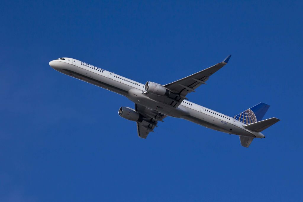 Boeing 757-200 (N77865) - LAX