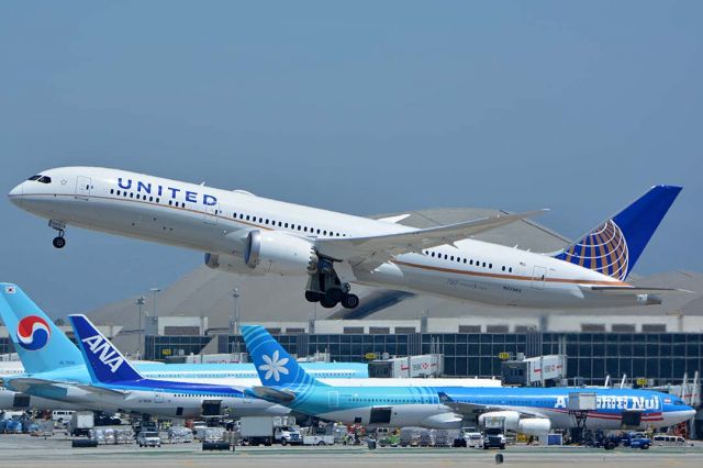 Boeing 787-9 Dreamliner (N27965) - United Boeing 787-9 N27965 at LAX on May 3, 2016. 