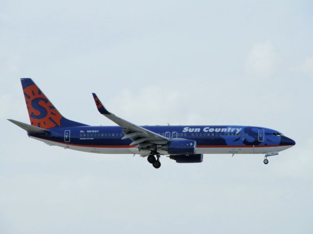 Boeing 737-800 (N818SY)
