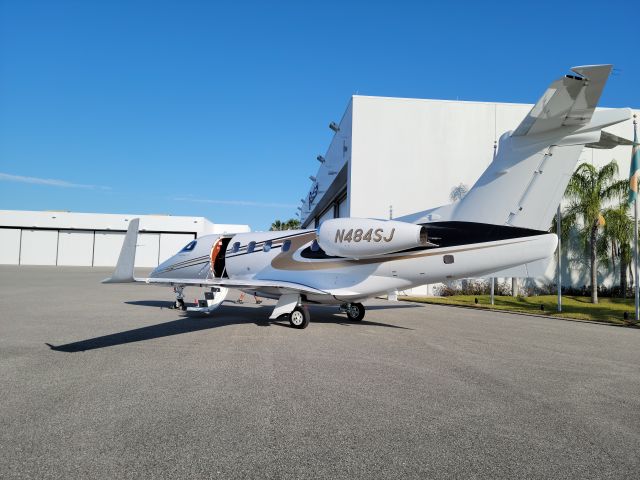Embraer Phenom 300 (N484SJ)
