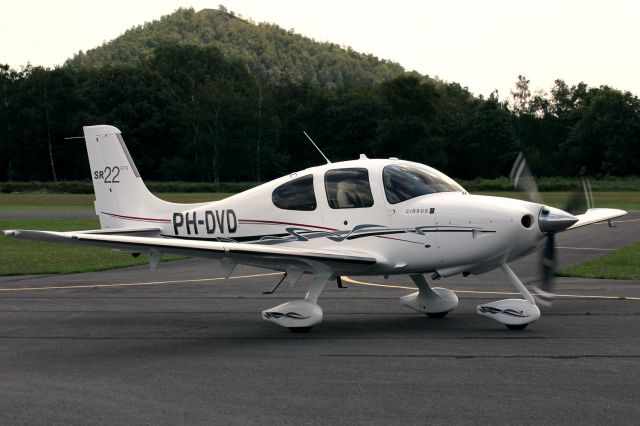 Cirrus SR-22 (PH-DVD)