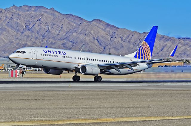 Boeing 737-900 (N69806) - N69806 United Airlines 2013 Boeing 737-924(ER) - cn 42742 / ln 4661 - McCarran International Airport (KLAS)br /Las Vegas, Nevadabr /TDelCorobr /December 4, 2013