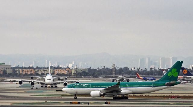 Airbus A330-200 (EI-LAX)