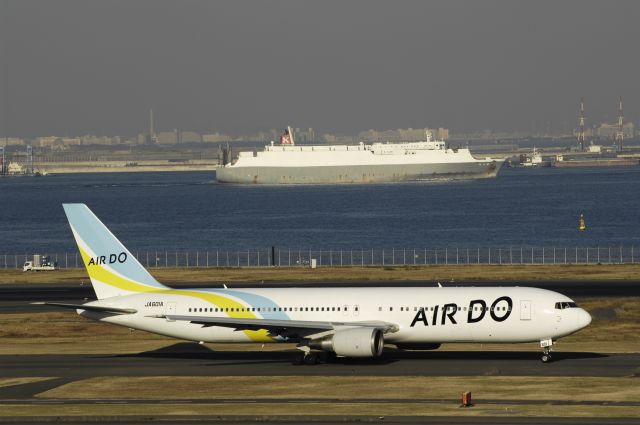 BOEING 767-300 (JA601A) - Taxing at Haneda Intl Airport on 2013/12/01