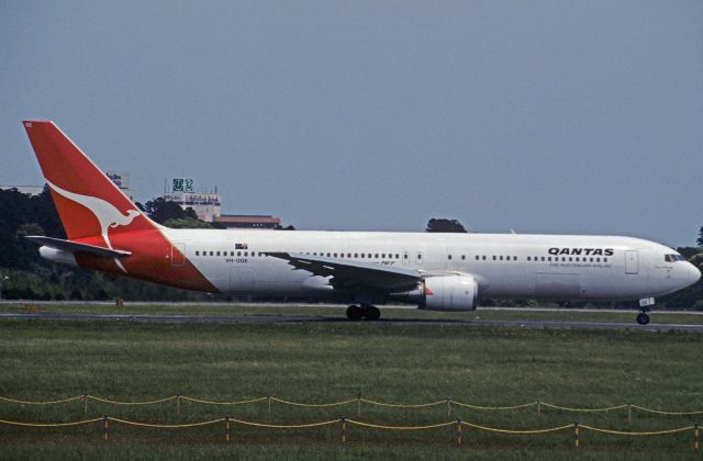 BOEING 767-300 (VH-OGE) - Departure at Narita Intl Airport Rwy16R on 1996/05/20