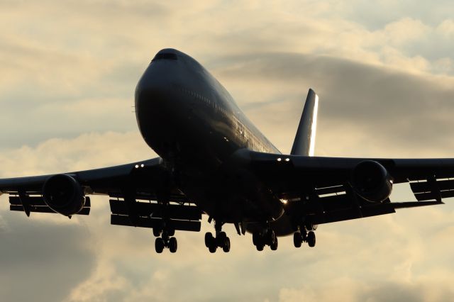 Boeing 747-400 (G-BNLX) - Approaching LHR.