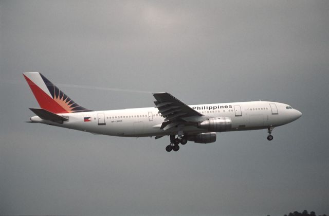 Airbus A300F4-200 (RP-C3005) - Short Final at Narita Intl Airport Rwy16 on 1989/05/03