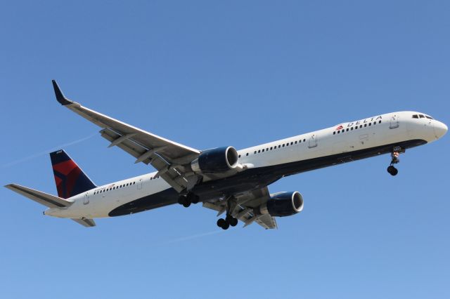 BOEING 757-300 (N582NW)