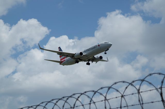 Boeing 737-800 (N942NN)