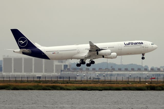 Airbus A340-300 (D-AIGM) - LH 400 arriving from Frankfurt on 4R