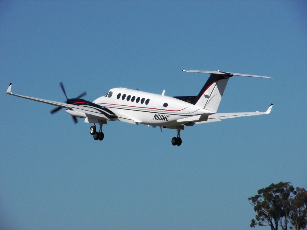 Beechcraft Super King Air 300 (N60WC) - Taking off RWY 26L
