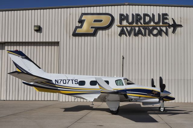 Beechcraft Duke (N707TS) - A sunny day on the ramp