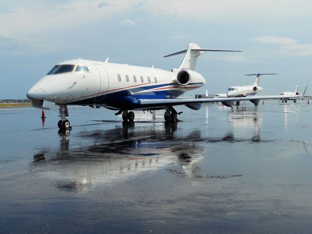 Bombardier Challenger 300 (N539FX) - my 1st photo on the site