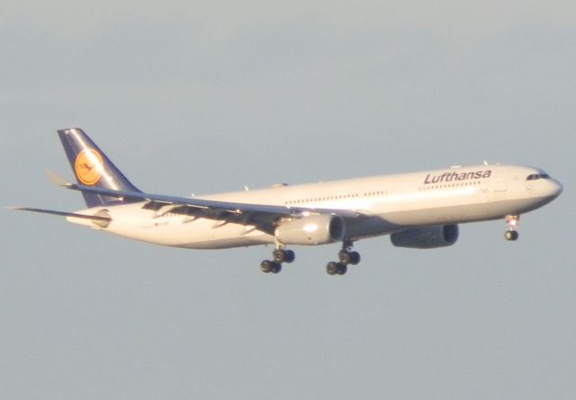 Airbus A330-300 (D-AIKF) - Winging in from Munich(Muenchen!)