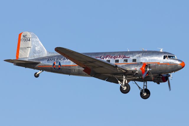 Douglas DC-3 (N17334)