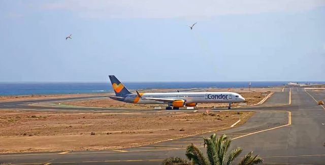 Boeing 757-200 — - Condor flight landing Lanzorate Airport - Live Webcambr /a rel=nofollow href=http://www.youtube.com/watch?v=7DtRPJ2crTAwww.youtube.com/watch?v=7DtRPJ2crTA/a