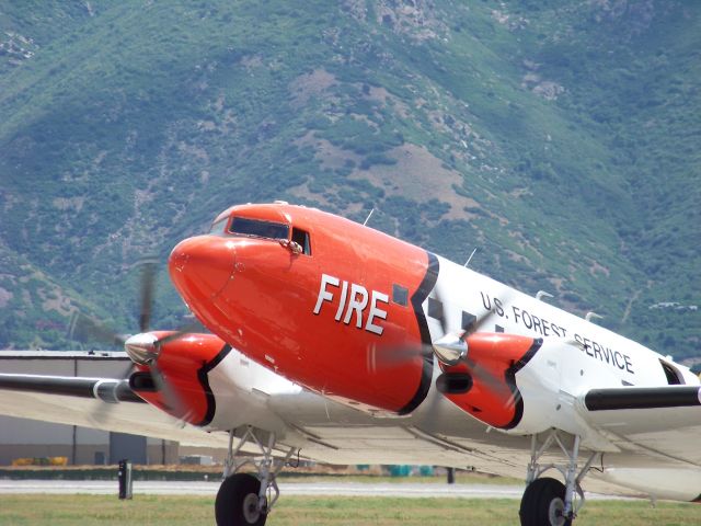 Douglas DC-3 (N142Z)