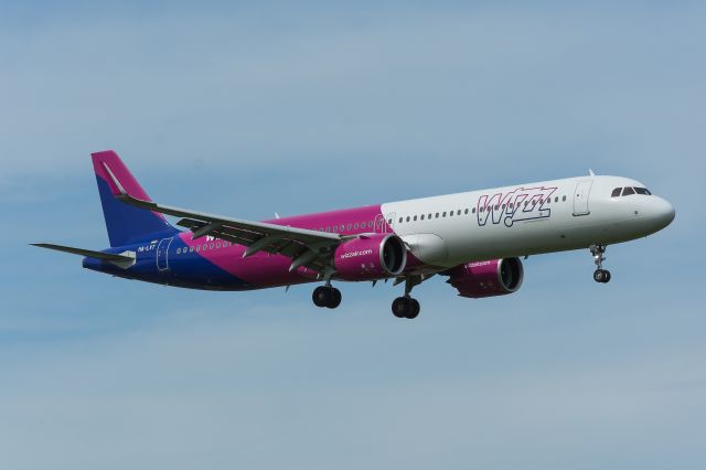Airbus A321 (HA-LVT) - WAW SPOTTING