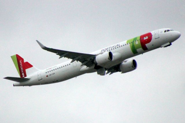 Airbus A321neo (CS-TJP) - Airborne off rwy 27L on 4-Feb-20 operating flight TAP1359 to LPPT.