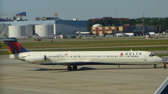 McDonnell Douglas MD-90 (N954DL)