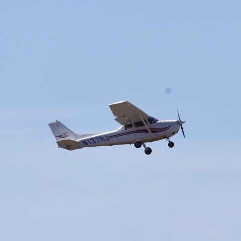 Cessna Skyhawk (N137RJ) - Photographed taking off this morning 5/10/25 from staging area at Bonelli