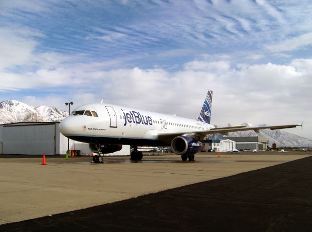 Airbus A320 (N537JB)