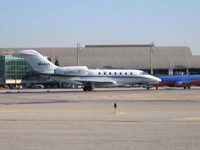 Cessna Citation X (N946QS) - Holding on RWY 19R