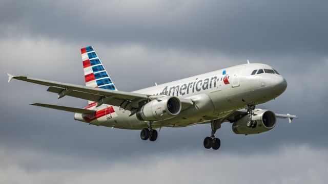 Airbus A319 (N802AW) - Short final 13R