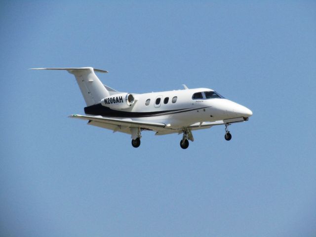 Embraer Phenom 100 (N206AH) - Landing RWY 20R