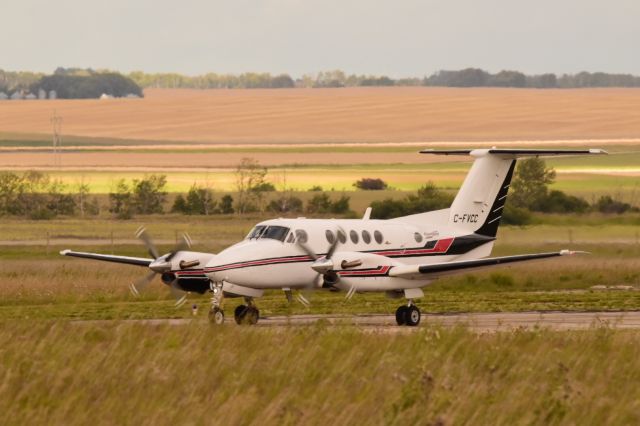 Beechcraft Super King Air 200 (C-FVCC) - Beech B200 taxiing to runway 3 