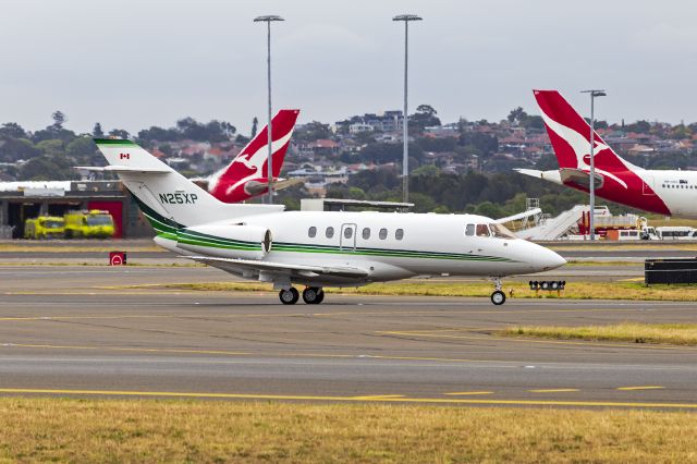 Hawker 800 (N25XP) - Raytheon Hawker 800XP (N25XP) taxiing at Sydney Airport