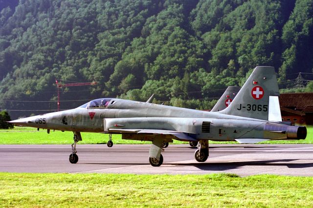 Northrop RF-5 Tigereye (J3065) - Back to the times of really impressive active flight ops with the famous F-5 Tiger II - J-3065 extendet nose gear and Burner with J-3029 in August, 2001. And yes, no stop of flight activity back then in Meiringen due tourist season, 11 Tigers in duty ;