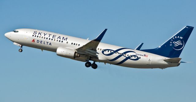 Boeing 737-700 (N381DN) - Delta SKYTEAM launch !