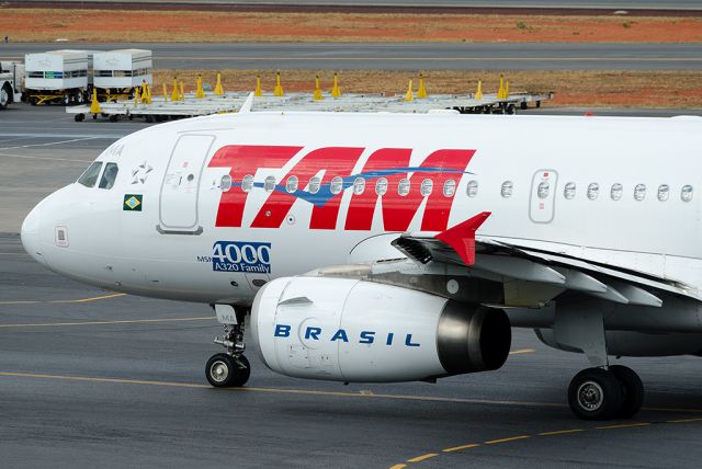 Airbus A319 (PT-TMA) - The 4000th member of the A320 Family.