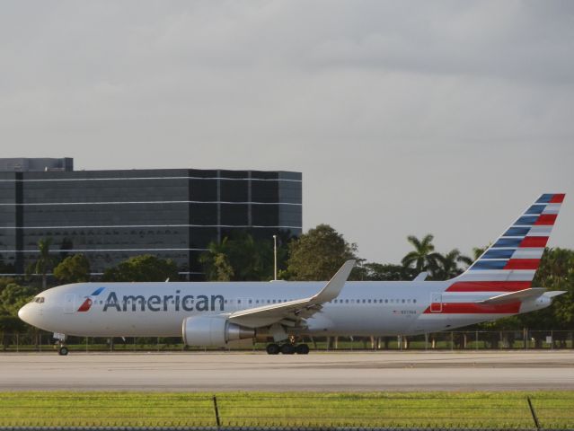 BOEING 767-300 (N373AA)