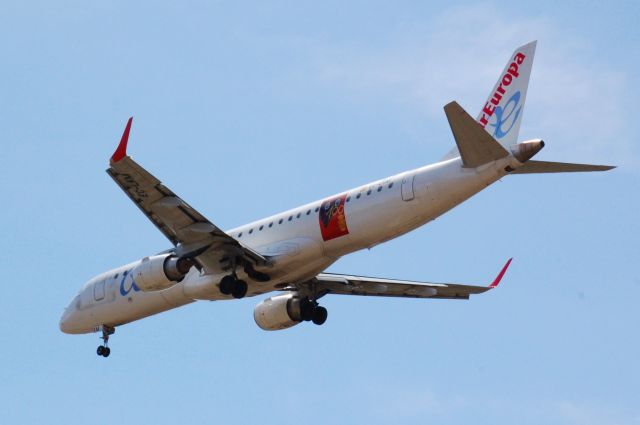 Embraer ERJ-190 (EC-LKM)