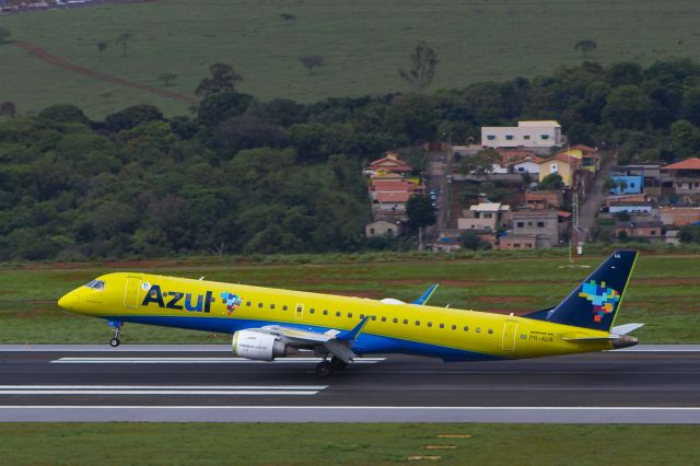 Embraer ERJ-190 (PR-AUA) - Canarinho Azul, em 20/10/2018, presente no CNF Spotter Day  