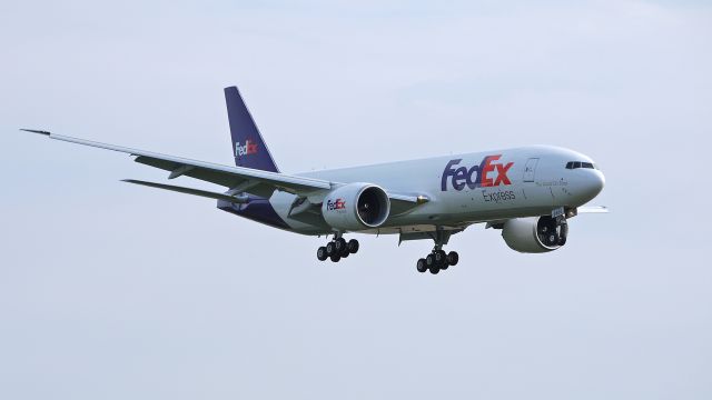 Boeing 777-200 (N886FD) - BOE62 on final approach to runway 16R on 8/26/12 after having been painted at KPDX. (LN:1041 c/n 41065).