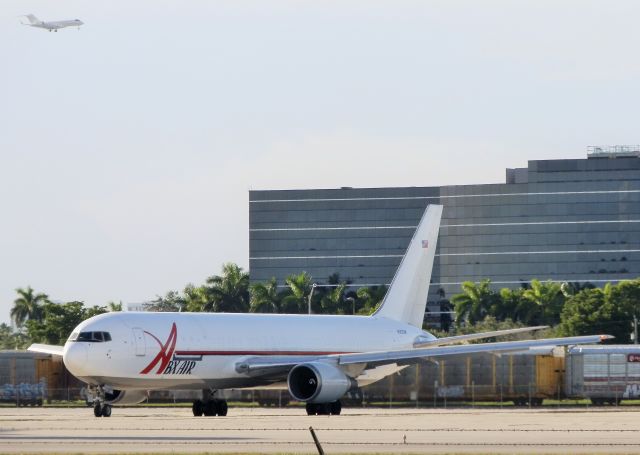 BOEING 767-300 (N363CM)