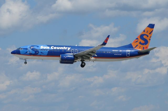 Boeing 737-800 (N806SY) - Sun Country B738 landing Runway 36 at KLSE.